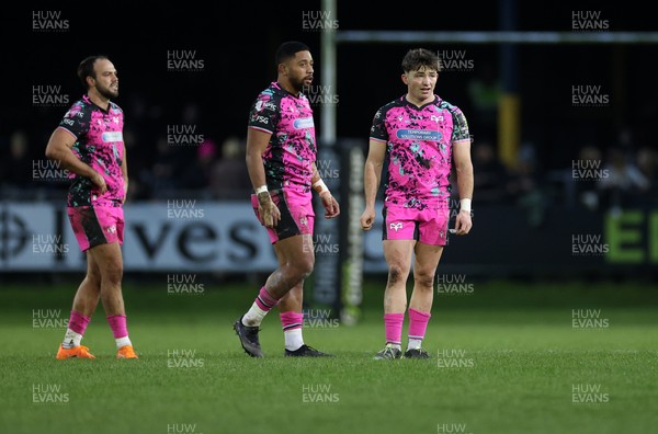 071225 - Ospreys v Connacht - European Challenge Cup - Evardi Boshoff, Phil Cokanasiga and Dan Edwards of Ospreys 