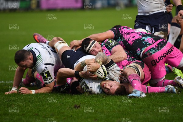 071225 - Ospreys v Connacht - EPCR Challenge Cup - Sean Jansen of Connacht scores a try