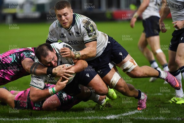 071225 - Ospreys v Connacht - EPCR Challenge Cup - Jack Aungier of Connacht scores a try