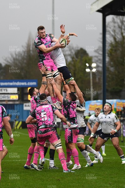 071225 - Ospreys v Connacht - EPCR Challenge Cup - James Ratti of Ospreys wins the line-out