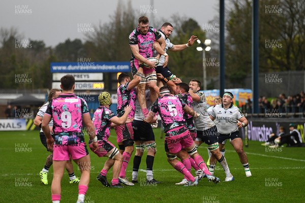 071225 - Ospreys v Connacht - EPCR Challenge Cup - James Ratti of Ospreys wins the line-out