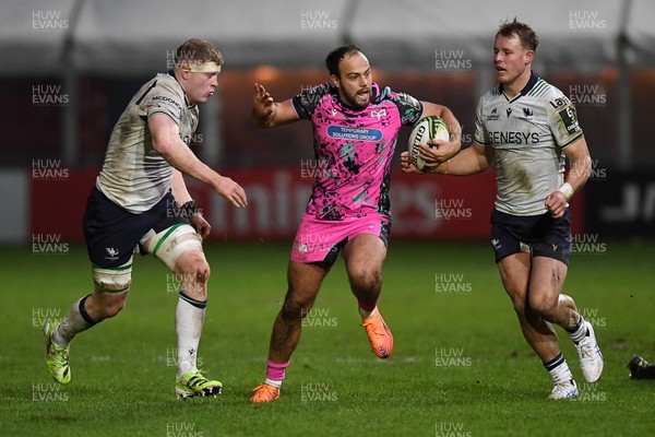 071225 - Ospreys v Connacht - EPCR Challenge Cup - Evardi Boshoff of Ospreys is challenged by Sean O'Brien of Connacht