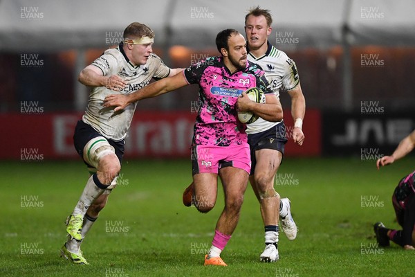 071225 - Ospreys v Connacht - EPCR Challenge Cup - Evardi Boshoff of Ospreys is challenged by Sean O'Brien of Connacht
