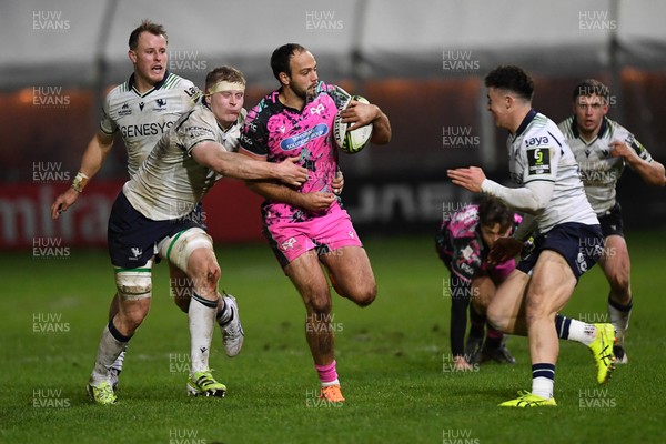 071225 - Ospreys v Connacht - EPCR Challenge Cup - Evardi Boshoff of Ospreys is challenged by Sean O'Brien of Connacht