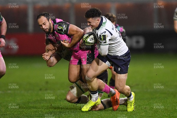 071225 - Ospreys v Connacht - EPCR Challenge Cup - Evardi Boshoff of Ospreys is challenged by Harry West of Connacht