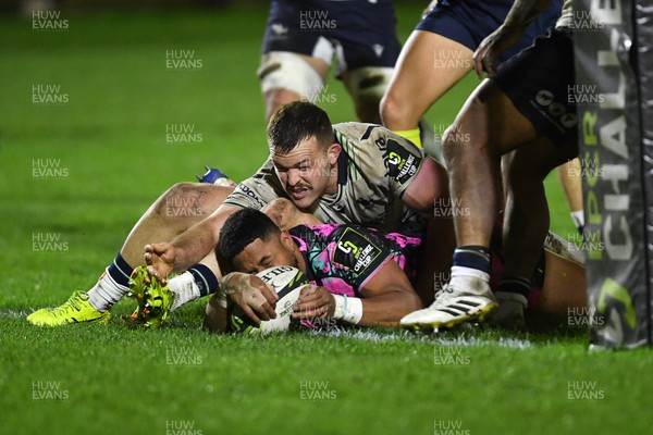 071225 - Ospreys v Connacht - EPCR Challenge Cup - Phil Cokanasiga of Ospreys runs in to score a try