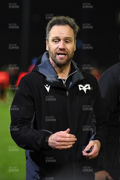 071225 - Ospreys v Connacht - EPCR Challenge Cup - Ospreys Head Coach, Mark Jones speaks to his side at full time