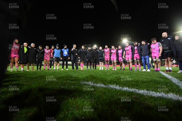 071225 - Ospreys v Connacht - EPCR Challenge Cup - Ospreys team huddle at full time