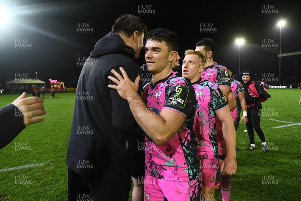 071225 - Ospreys v Connacht - EPCR Challenge Cup - Reuben Morgan-Williams of Ospreys celebrates the win with team mates at full time