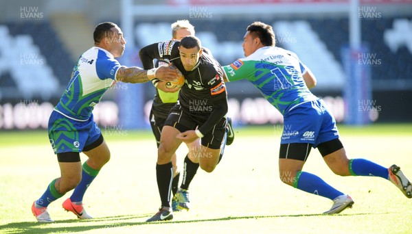 271012 - Ospreys v Connacht - RaboDirect PRO12 -Eli Walker of Ospreys gets past Fetu'u Vainikolo and Mata Fifita of Connacht