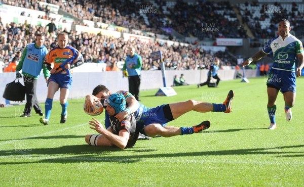 271012 - Ospreys v Connacht - RaboDirect PRO12 -Justin Tipuric of Ospreys scores try