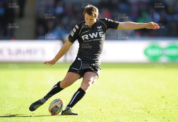 271012 - Ospreys v Connacht - RaboDirect PRO12 -Dan Biggar of Ospreys