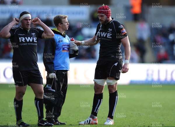 271012 - Ospreys v Connacht - RaboDirect PRO12 -Alun Wyn Jones of Ospreys takes on water