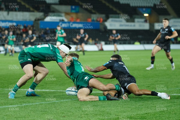 291022 - Ospreys v Connacht - United Rugby Championship - Keelan Giles of Ospreys puts pressure on Alex Wootton and John Porch of Connacht on their try line