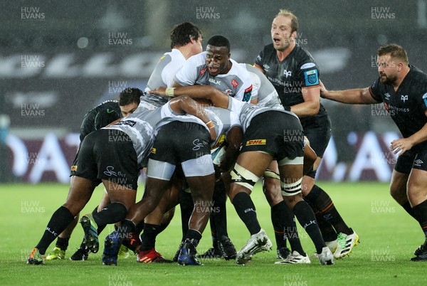 141022 - Ospreys v DHL Stormers - BKT United Rugby Championship - Nama Xaba of Stormers wins the line out
