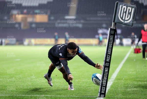 141022 - Ospreys v DHL Stormers - BKT United Rugby Championship - Keelan Giles of Ospreys looses the ball just over the try line