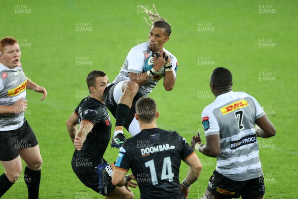 141022 - Ospreys v DHL Stormers - BKT United Rugby Championship - Clayton Blommetjies of Stormers gets the high ball
