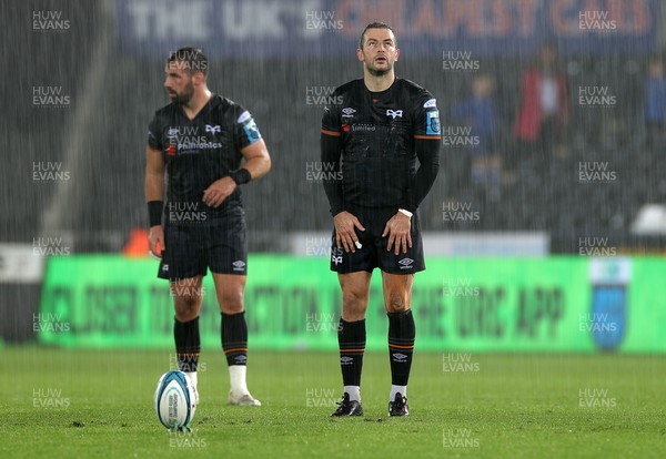 141022 - Ospreys v DHL Stormers - BKT United Rugby Championship - Stephen Myler of Ospreys looks up at the rain before kicking a penalty