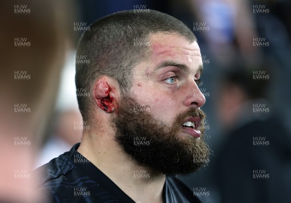 141022 - Ospreys v DHL Stormers - BKT United Rugby Championship - Nicky Smith of Ospreys with blood coming from his ear at full time