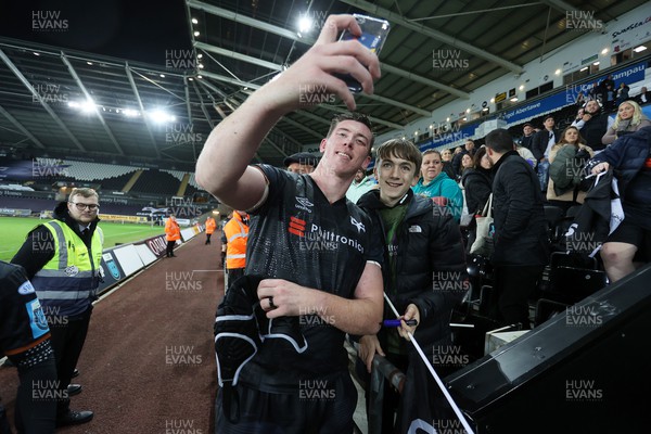 141022 - Ospreys v DHL Stormers - BKT United Rugby Championship - Adam Beard of Ospreys with fans at full time
