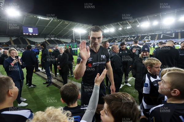 141022 - Ospreys v DHL Stormers - BKT United Rugby Championship - George North of Ospreys with fans at full time