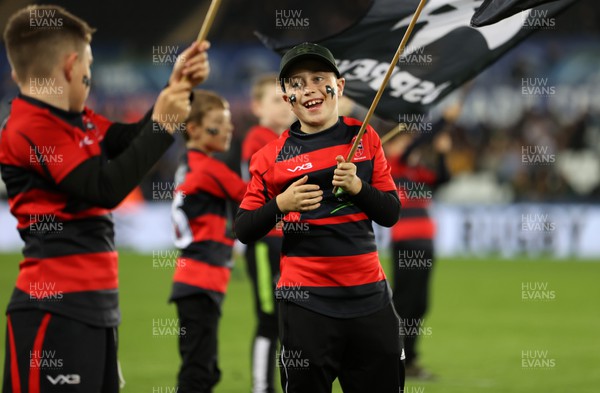 141022 - Ospreys v DHL Stormers - BKT United Rugby Championship - Guard of Honour