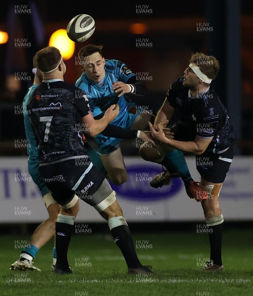 060321 - Ospreys v Dragons - Guinness PRO14 - Sam Davies of Dragons is challenged by Will Griffiths of Ospreys in the air