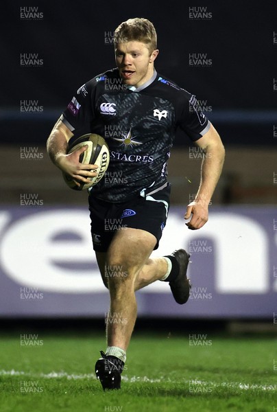 060321 - Ospreys v Dragons - Guinness PRO14 - Keiran Williams of Ospreys runs in to score a try