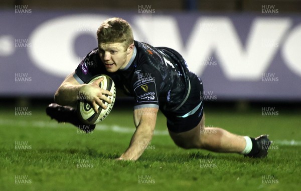 060321 - Ospreys v Dragons - Guinness PRO14 - Keiran Williams of Ospreys runs in to score a try