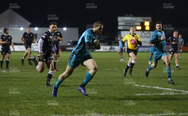 060321 Ospreys v Dragons, Guinness PRO14 - Jonah Holmes of Dragons races in to score try