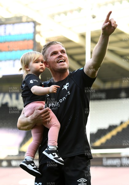080522 - Ospreys v Dragons - United Rugby Championship - Gareth Anscombe of Ospreys with daughter Teifi at the end of the game