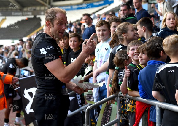 080522 - Ospreys v Dragons - United Rugby Championship - Alun Wyn Jones of Ospreys with supporters at the end of the game