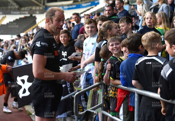 080522 - Ospreys v Dragons - United Rugby Championship - Alun Wyn Jones of Ospreys with supporters at the end of the game