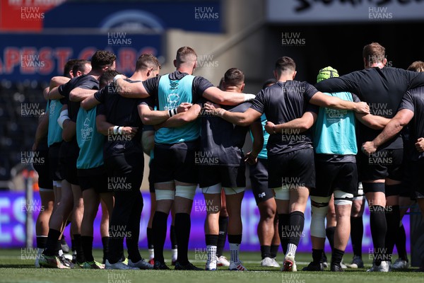 080522 - Ospreys v Dragons - United Rugby Championship - Ospreys team huddle