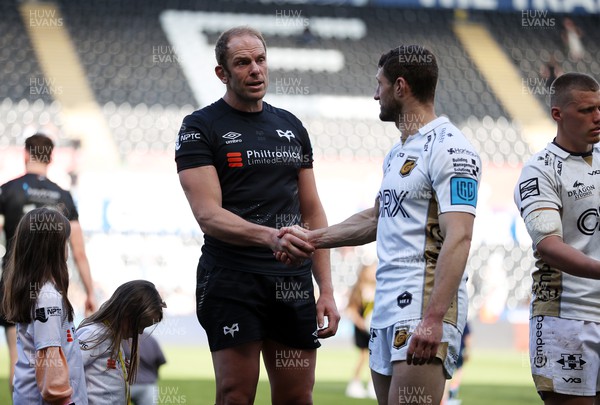080522 - Ospreys v Dragons - United Rugby Championship - Alun Wyn Jones of Ospreys shakes hands with Jonah Holmes of Dragons