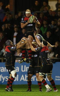 141114 -  Ospreys v Newport Gwent Dragons, LV= Cup, Brewery Field, Bridgend -  Dragons' Rynard Landman takes line out ball