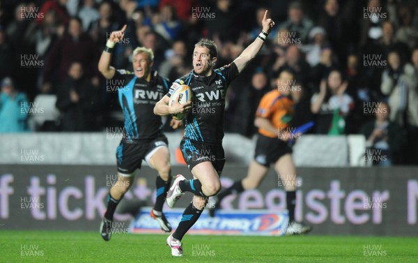 200412 - Ospreys v Newport-Gwent Dragons - RaboDirect PRO12 -Shane Williams of Ospreys runs in to score try