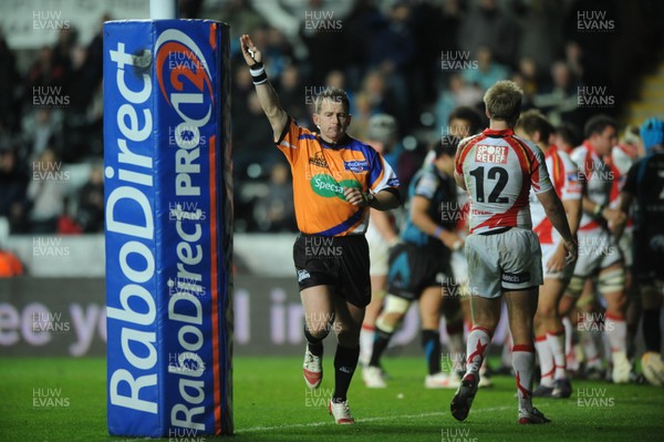 200412 - Ospreys v Newport-Gwent Dragons - RaboDirect PRO12 -Referee Nigel Owens awards a penalty try to the Ospreys