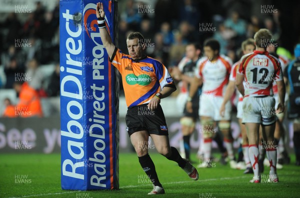 200412 - Ospreys v Newport-Gwent Dragons - RaboDirect PRO12 -Referee Nigel Owens awards a penalty try to the Ospreys