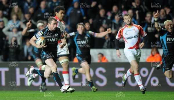 200412 - Ospreys v Newport-Gwent Dragons - RaboDirect PRO12 -Shane Williams of Ospreys runs in to score try