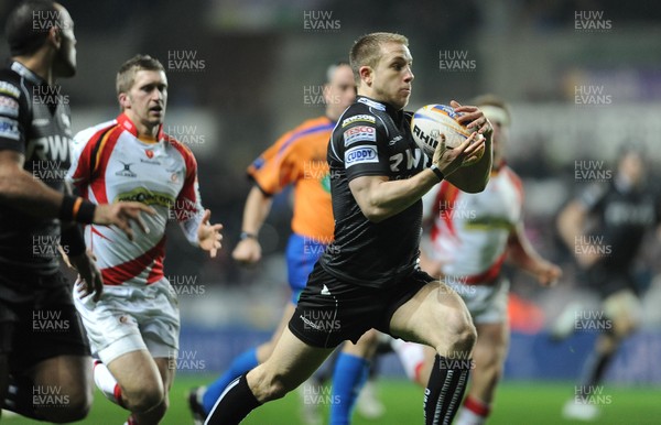 220313 -  Ospreys v Newport-Gwent Dragons - RaboDirect PRO12 -Tom Isaacs of Ospreys runs in to score try 