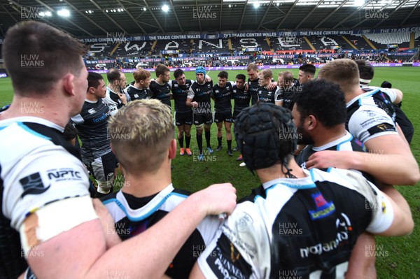 230319 - Ospreys v Dragons - Guinness PRO14 - Justin Tipuric of Ospreys talks to his players during a huddle
