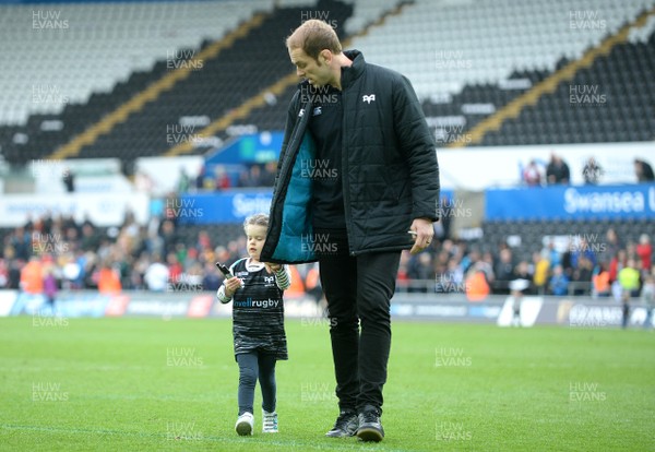230319 - Ospreys v Dragons - Guinness PRO14 - Alun Wyn Jones of Ospreys and his daughter at the end of the game