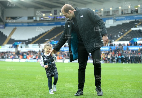 230319 - Ospreys v Dragons - Guinness PRO14 - Alun Wyn Jones of Ospreys and his daughter at the end of the game