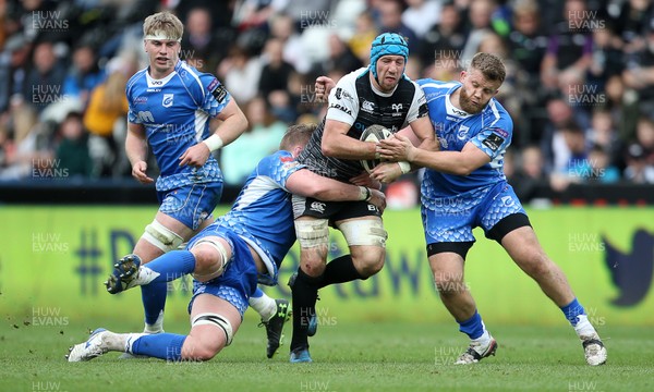 230319 - Ospreys v Dragons - Guinness PRO14 - Justin Tipuric of Ospreys is tackled by Matthew Screech and Rhys Lawrence of Dragons