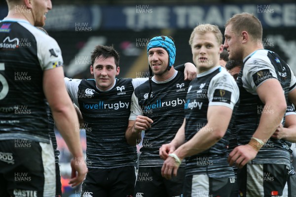 230319 - Ospreys v Dragons - Guinness PRO14 - Justin Tipuric gathers his team mates for a huddle after the match