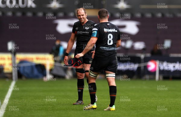 250323 - Ospreys v Dragons - United Rugby Championship - Alun Wyn Jones of Ospreys leaves the field in the second half