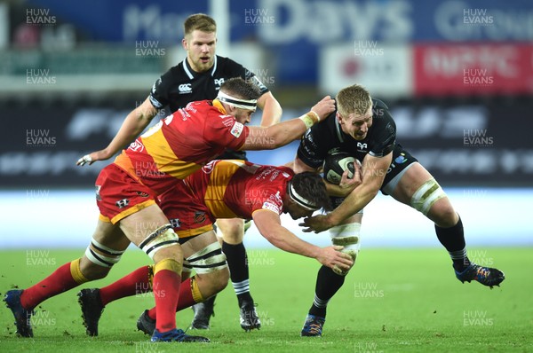 271017 - Ospreys v Dragons Rugby - Guinness PRO14 - Bradley Davies of Ospreys is tackled by James Thomas and James Benjamin of Dragons