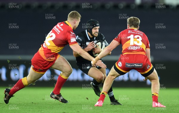 271017 - Ospreys v Dragons Rugby - Guinness PRO14 - Dan Evans of Ospreys is tackled by Jack Dixon and Tyler Morgan of Dragons
