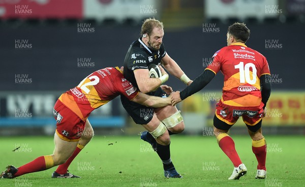 271017 - Ospreys v Dragons Rugby - Guinness PRO14 - Alun Wyn Jones of Ospreys is tackled by Jack Dixon and Gavin Henson of Dragons
